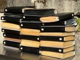 une pile de livres posée sur une table en métal