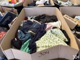 de nombreuses boîtes de vêtements qui traînent par terre