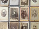une vieille photo montrant un groupe d'hommes et de femmes