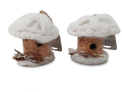 une paire de nichoirs en bois recouverts de neige, sur fond blanc