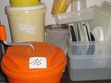 une pile de seaux et de récipients en plastique posée sur une étagère