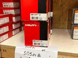 une pile de boîtes rouges sur une étagère dans un magasin