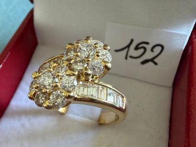 une photo d'une bague en diamant dans un écrin, avec une étiquette de prix