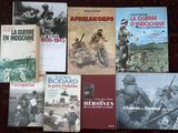 plusieurs livres posés sur une table, sur lesquels figurent de nombreuses photos