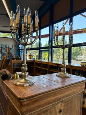 une grande table en bois sur laquelle sont disposées plusieurs bougies
