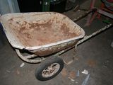 une brouette sale dans le garage d'une maison