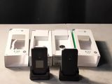 Plusieurs téléphones portables sont alignés sur une table