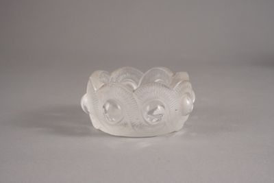 un bol en verre blanc orné d'un motif de poisson