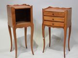 une paire de petites tables de chevet en bois, avec un tiroir de chaque côté
