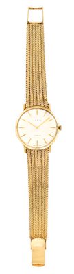 La montre est en or, avec un cadran blanc et un bracelet en mailles.