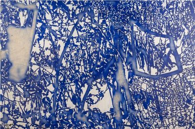 une image représentant une peinture bleue et blanche représentant des arbres et des buissons