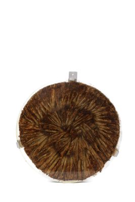 un objet marron et blanc posé sur une surface blanche