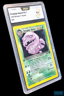 gros plan d'une carte pokemon dans un étui en plastique