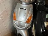 un scooter garé dans un coin de la pièce