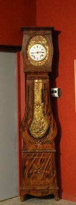 une horloge grand-père dans le coin d'une pièce