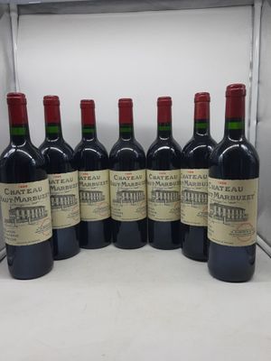 six bouteilles de vin rouge alignées sur une étagère