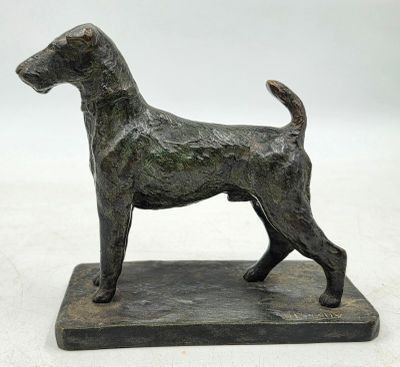 statue en bronze d'un chien sur un socle en marbre sur fond blanc