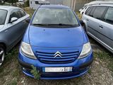 une voiture bleue garée à côté d'autres voitures dans un parking