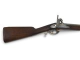 un vieux fusil avec une poignée en bois sur fond blanc