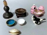 beaucoup de petits objets posés sur la table