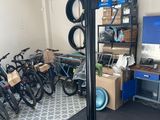 un élévateur à vélos dans un garage où se trouvent de nombreux vélos