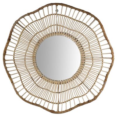 Le miroir est en rotin et possède un cadre circulaire.