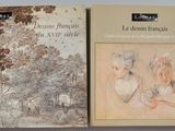 deux livres sont posés l'un à côté de l'autre sur une table