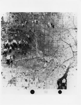 une vieille photo en noir et blanc représentant une carte d'une ville