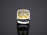 une bague en quartz jaune sur un fond noir