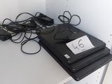 de nombreux câbles reliés à un ordinateur portable