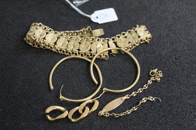 deux paires de bracelets en or et un bracelet à chaîne en or