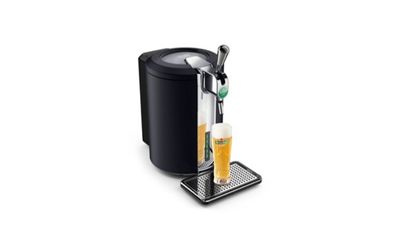 un gros plan d'un distributeur de bière sur fond blanc
