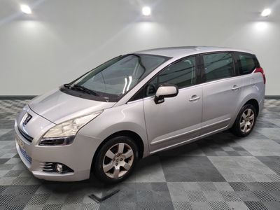 la photo d'une petite voiture argentée garée dans un garage