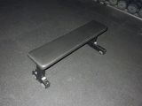 une photo d'un banc dans une salle de sport
