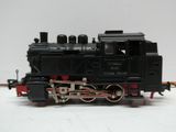 un petit train sur une surface blanche avec un fond blanc