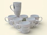 six tasses à café blanches empilées les unes sur les autres sur une table