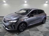 une voiture argentée est garée sur le sol à carreaux d'un garage