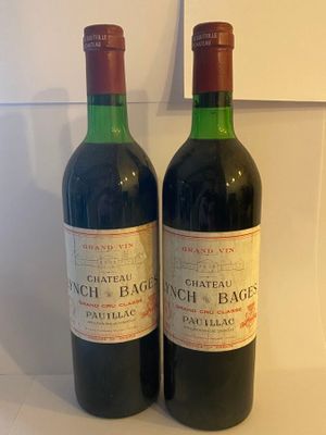 deux bouteilles de vin posées l'une à côté de l'autre sur un comptoir