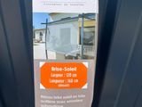 une pancarte apposée sur la porte d'un immeuble indiquant qu'il est à vendre