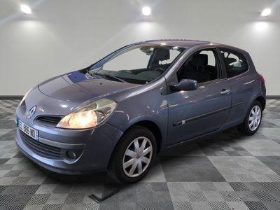 la photo d'une voiture grise garée dans un garage