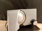 une photo d'une enceinte blanche posée sur une table en bois