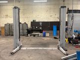 une photo d'un garage rempli de matériel