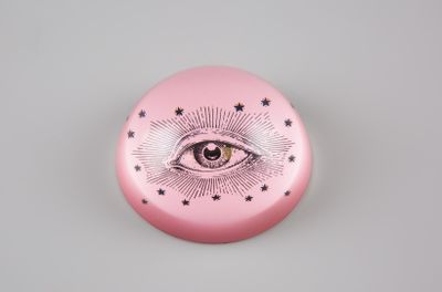 une image représentant un bouton rose orné d'un œil qui voit tout