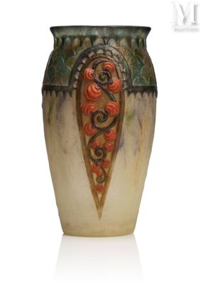 un vase avec un motif sur une surface blanche