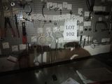 beaucoup d'outils accrochés au mur du garage