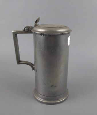 chope à bière plaquée argent avec anse, sur fond gris