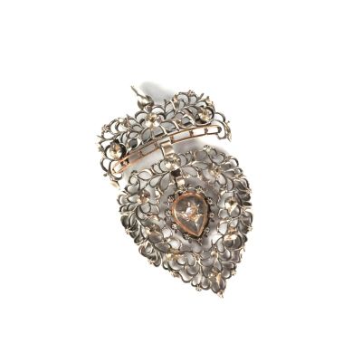 une image représentant un « broochle » surmonté d'un autre « broochle » en forme de cœur