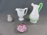 trois vases et un bol rempli de vermicelles en sucre sur une table