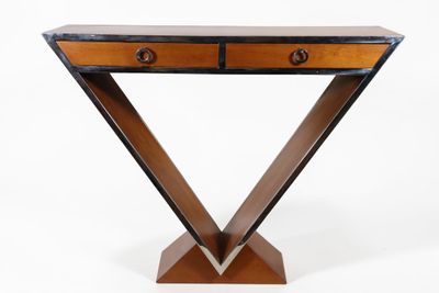 une petite table en bois surmontée de deux tiroirs