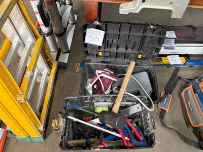 de nombreux outils rangés dans une mallette posée par terre